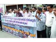 ഉരുണ്ടുകളിച്ച് പിവിഎസ് മാനേജ്മെന്‍റ്; സമരം ശക്തമാക്കാന്‍ ഡോക്ടര്‍മാരും രംഗത്ത്, പിവി ചന്ദ്രനുമായി ആലോചിച്ച ശേഷം പറയാമെന്ന് ഡയറക്ടർ!!