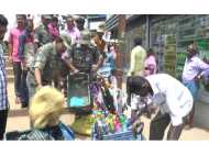 മൂന്നാറില്‍ വഴിയോര കച്ചവടക്കാര്‍ക്ക് കടിഞ്ഞാണ്‍; പാതയോരം കൈയ്യേറി കച്ചവടം നടത്തിവരെ ഒഴിപ്പിച്ചു!!