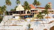 പിറവം പള്ളിയില്‍ സംഘര്‍ഷാവസ്ഥ; ഗേറ്റ് പൂട്ടി യാക്കോബായാ വിഭാഗം, പ്രതിഷേധവുമായി ഓര്‍ത്തഡോക്സ് വിഭാഗം