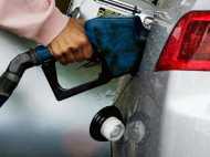 കണ്ണൂരിൽ പെട്രോൾ  പമ്പ് ജീവനക്കാരുടെ ശമ്പളം വെട്ടിക്കുറച്ചു. കലക്ടർക്ക് പരാതി നൽകി തൊഴിലാളികൾ