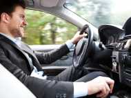 ഡ്രൈവിംഗിനിടെ ബ്ലൂടൂത്തിൽ സംസാരിച്ചാൽ ലൈസൻസ് തെറിക്കും;നടപടി കടുപ്പിക്കാൻ മോട്ടോർ വാഹന വകുപ്പ്