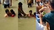 നദിയില്‍ കുളിക്കുന്നതിനിടെ ഭാര്യയെ ചുംബിച്ചു; വളഞ്ഞിട്ട് മര്‍ദ്ദിച്ച് ജനക്കൂട്ടം, വീഡിയോ പുറത്ത്