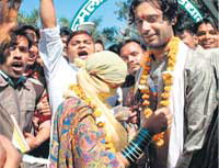 Bajrang Dal workers forcibly get a couple married again for celebrating V-Day