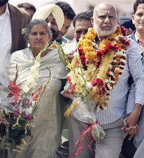 Kashmir Singh with wife