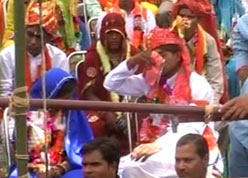  Child couples at the mass wedding in Baran on April 21.