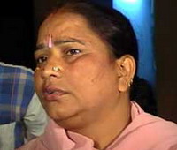 Cop beats up woman for refusing to bribe him