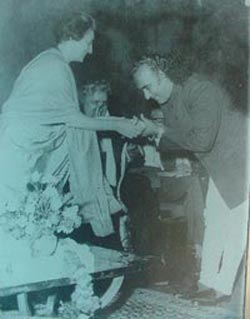Guru Gopinath receives award from Indira Gandhi