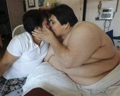 Manuel Uribe kissing Claudia