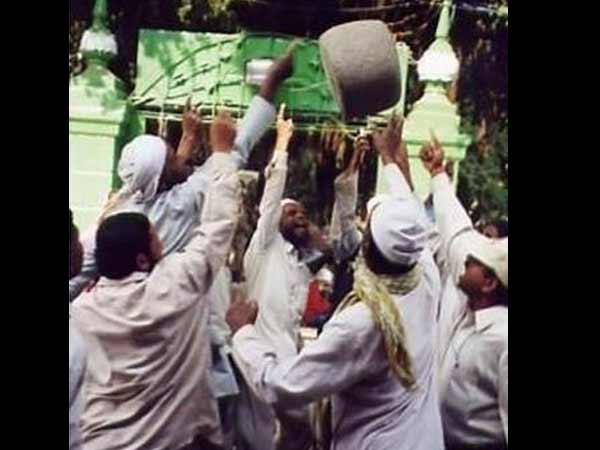 കമര് അലി ദര്വേശ് ദര്ഗ്ഗയിലെ പറക്കുന്ന കല്ല് - പുനെ