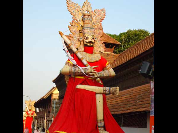 ധര്മപുത്രരും പിന്നില് അര്ജുനനും