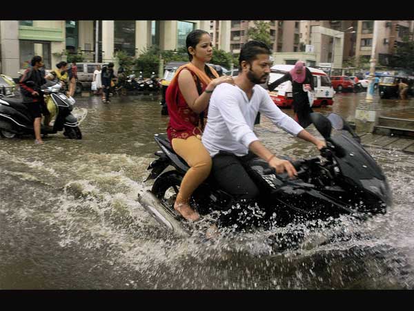 മഴയില് കുളിച്ച് മുംബൈ