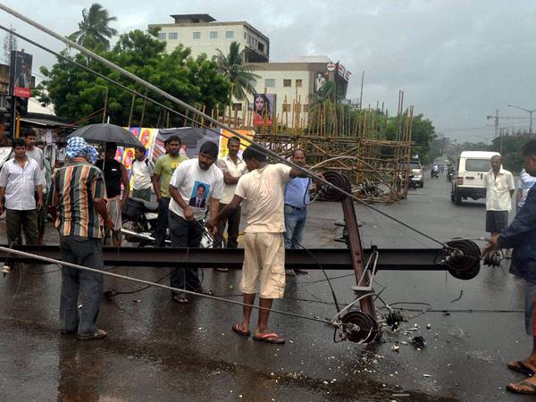 ഇരുട്ടിലുമായി
