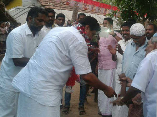വോട്ട് ചോദിച്ച് സ്ഥാനാര്ത്ഥി