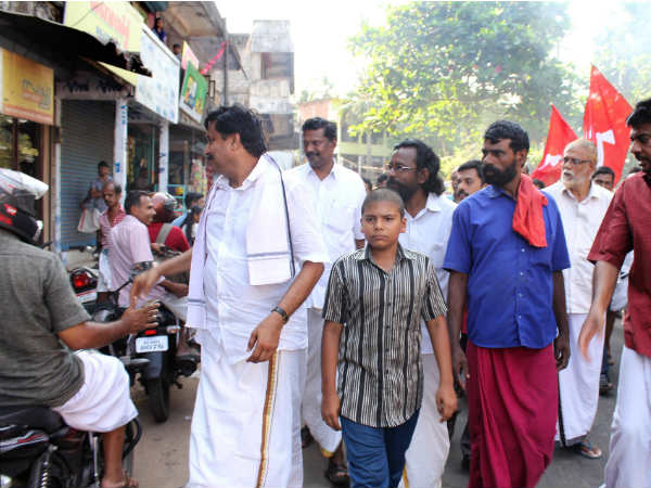 റോഡിലിറങ്ങി വോട്ട് പിടിത്തം