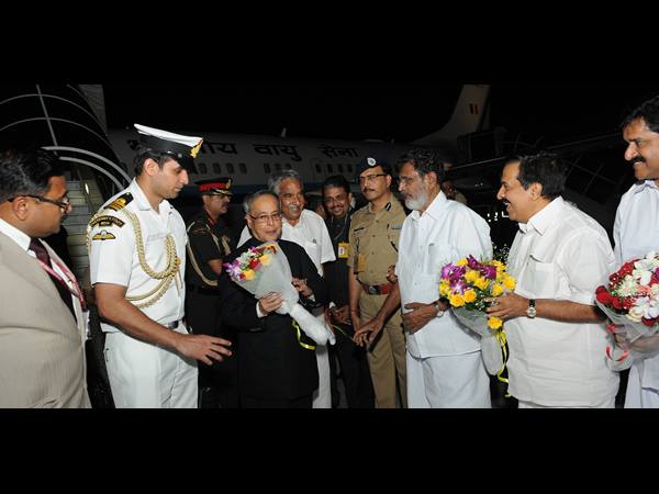 എന്തായും പൂച്ചെണ്ട് നല്കി