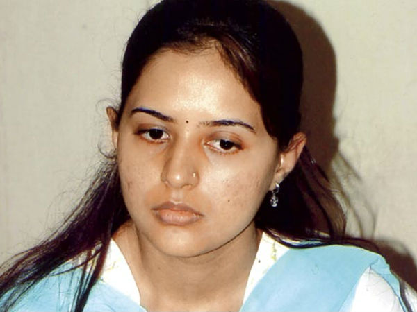 ലക്ഷം ലക്ഷം പിന്നാലെ