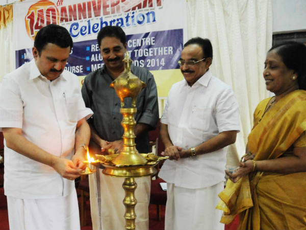 മന്ത്രി വിളക്ക് കൊളുത്തില്ല