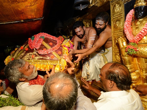 തിരുവാഭരണം അയ്യനു മുന്നില് എത്തിയപ്പോള്