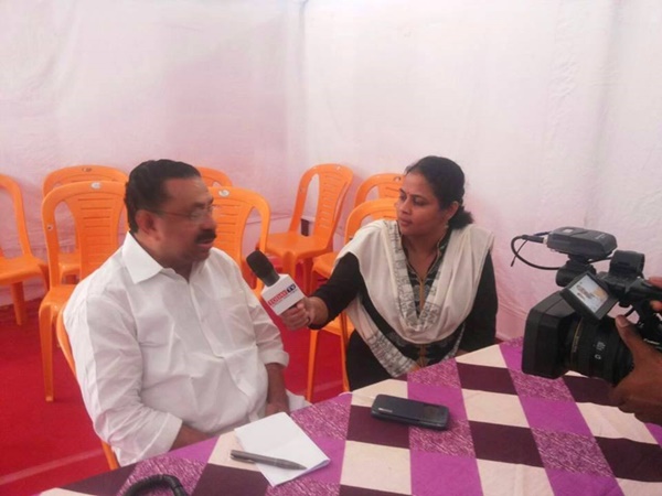 എംഎം ഹസ്സനോടൊപ്പം
