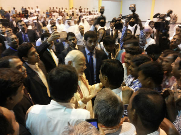 തൊഴിലാളി ക്യാമ്പിലെത്തിയ സ്നേഹം
