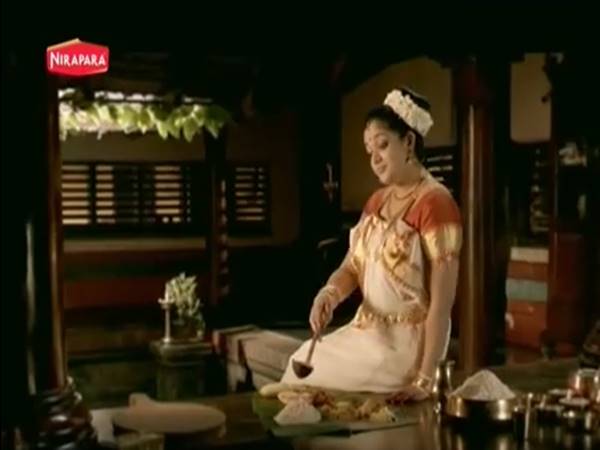 കാവ്യ തൂശനില മുറിച്ചുവെച്ചു