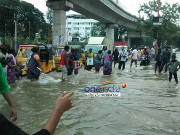 താഴ്ന്ന പ്രദേശങ്ങള് വെള്ളത്തിനടിയില്