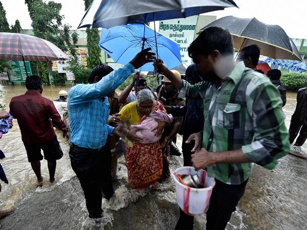 താരങ്ങളും രക്ഷാപ്രവര്ത്തനത്തില്