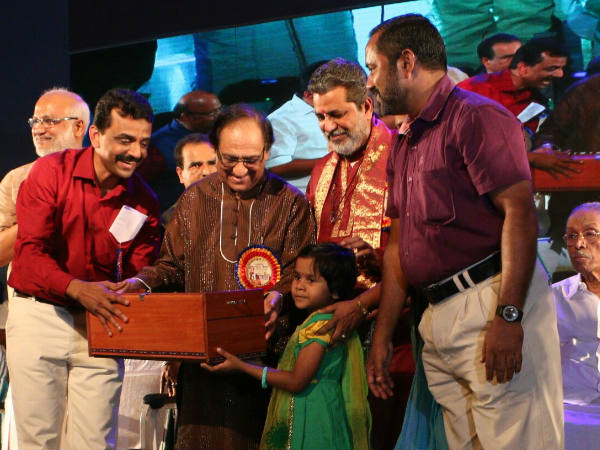 വിഖ്യാത ഗായകനെ സ്വാഗതം ചെയ്തത്