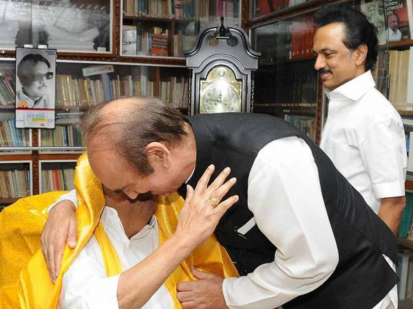 കോണ്ഗ്രസിനെ ഡി എം കെ രക്ഷിക്കുമോ