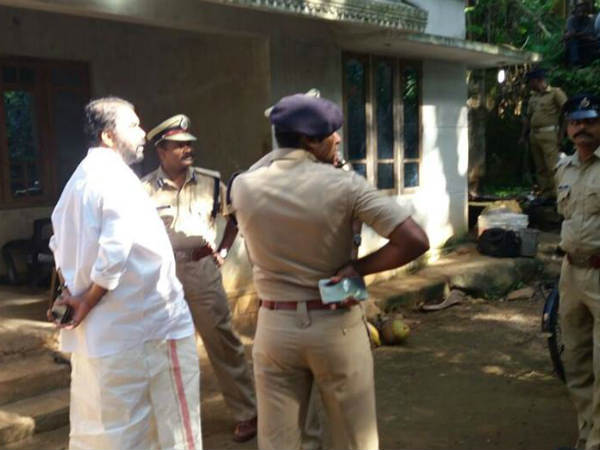 മൂന്നംഗ സംഘം
