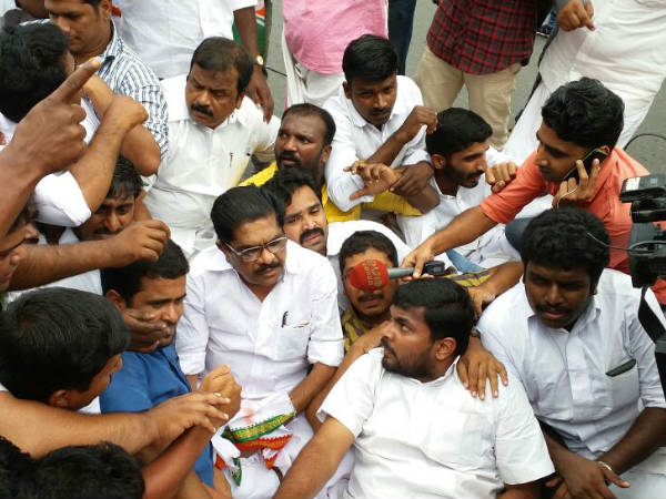കുത്തിയിരുന്ന് പ്രതിഷേധം