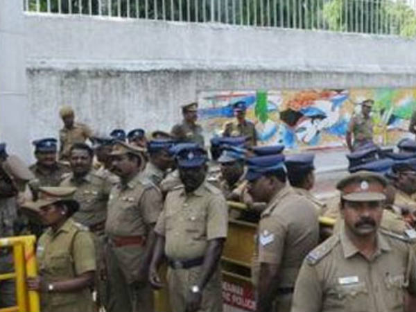 പൊലീസുകാര് ഗുണ്ടകള്ക്ക് സംരക്ഷണം നല്കുന്നു