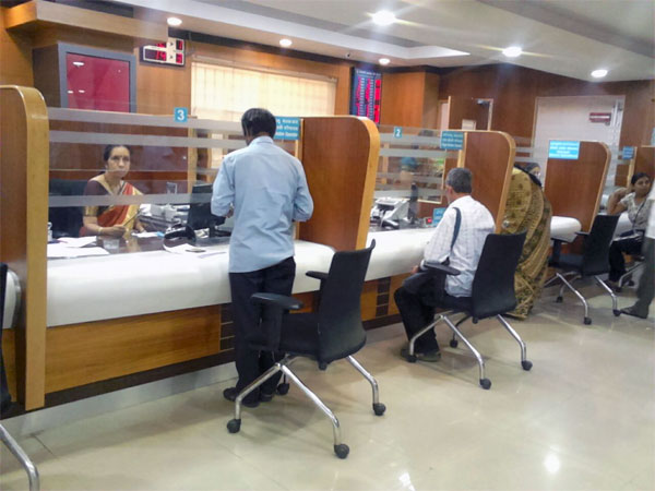 ബാങ്ക് ജീവനക്കാര് വന്നിരുന്നാല് പണത്തിന് പകരമാകുമോ