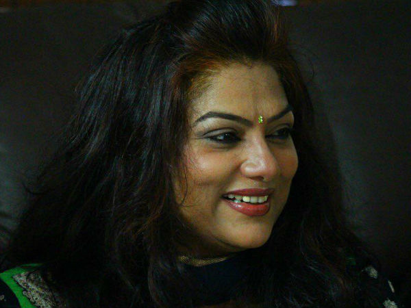 നടികള്ക്ക് യോഗ്യതയില്ല