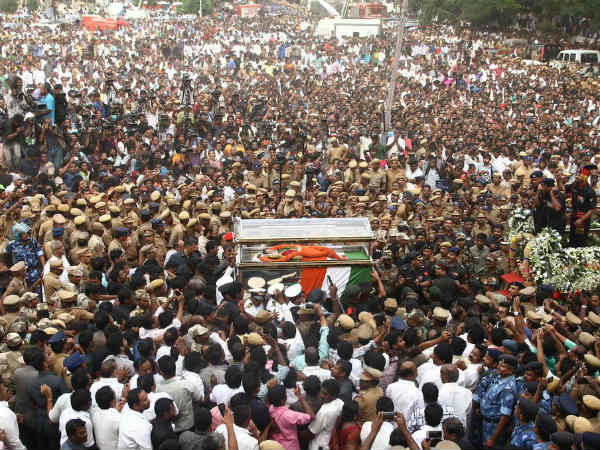 എംജിആര് ശവകുടീരത്തിനടുത്ത് സംസ്ക്കരിച്ചു