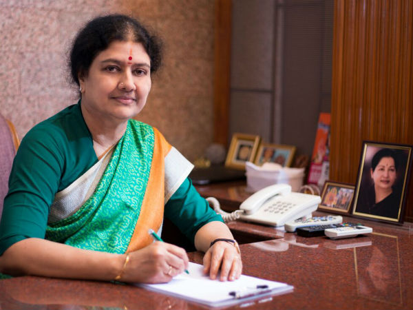നടരാജന് പുറത്ത്, ശശികല അകത്ത്