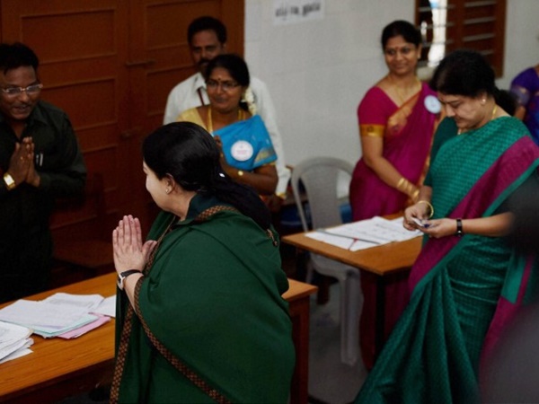 പോയസ് ഗാര്ഡനിലെ വീട്ടമ്മയോ, ഗൃഹനാഥയോ?