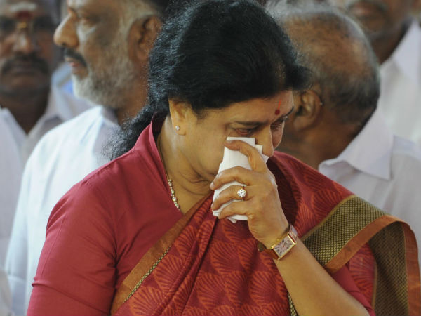 പിന്നില് ശശികല