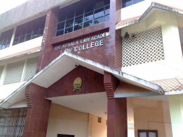 ഗേറ്റും തൂണുകളും പൊളിച്ച് നീക്കി