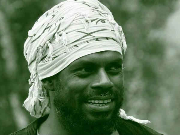 ഫെറാരി കാറും സ്വര്ണ കിരീടവും