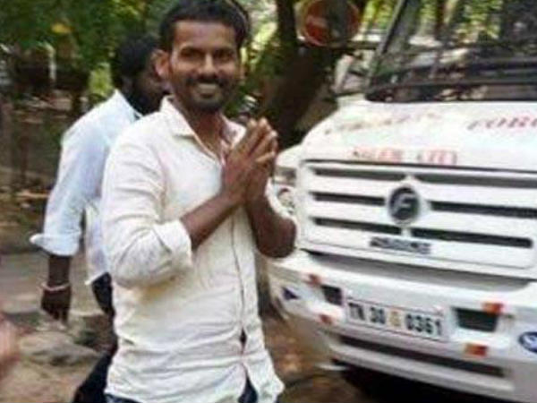 റോഡില്, വെട്ടിക്കൊലപ്പെടുത്തി...