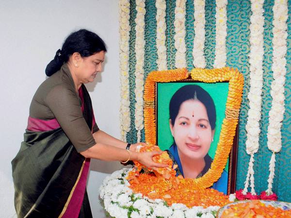 സുകേഷ് ചന്ദ്രശേഖര് ഇടനിലക്കാരന്