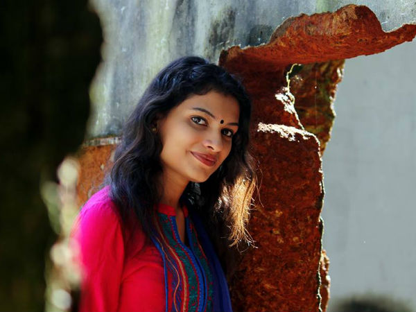 കാക്കിയില് മുള്ളുകയാണ്