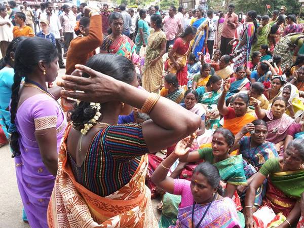 സൂക്ഷ്മമായി പരിശോധിക്കുന്നു