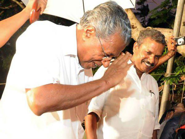 തൂമ്പ കൊണ്ട് എടുക്കുന്നു