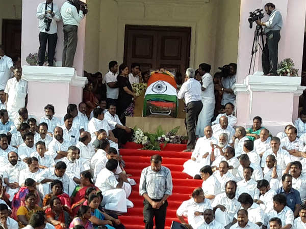 ജയലളിത മരിച്ചപ്പോള്