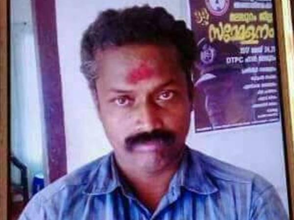 വിഗ്രഹങ്ങള് തകര്ത്ത നിലയില്
