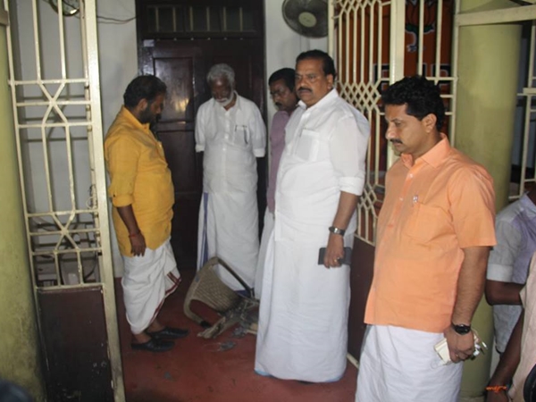 ബൈക്കിലെത്തിയ രണ്ടംഗ സംഘം...