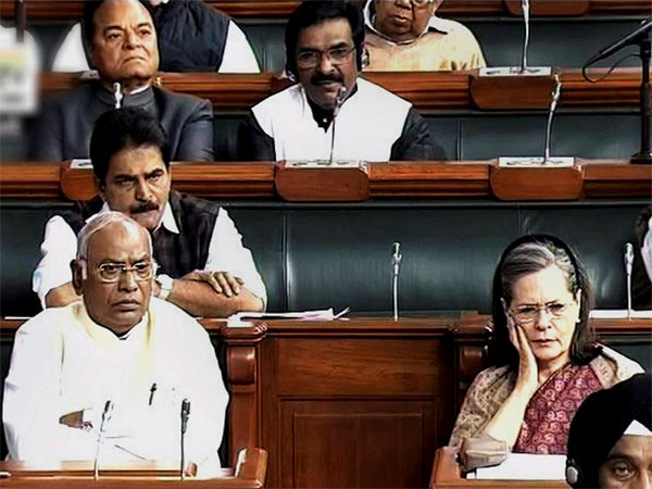 പ്രതിഷേധവുമായി ഇടത് എംപിമാർ