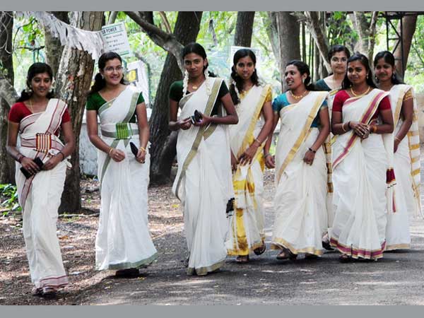 ഓണക്കോടി സമ്മാനിക്കൽ